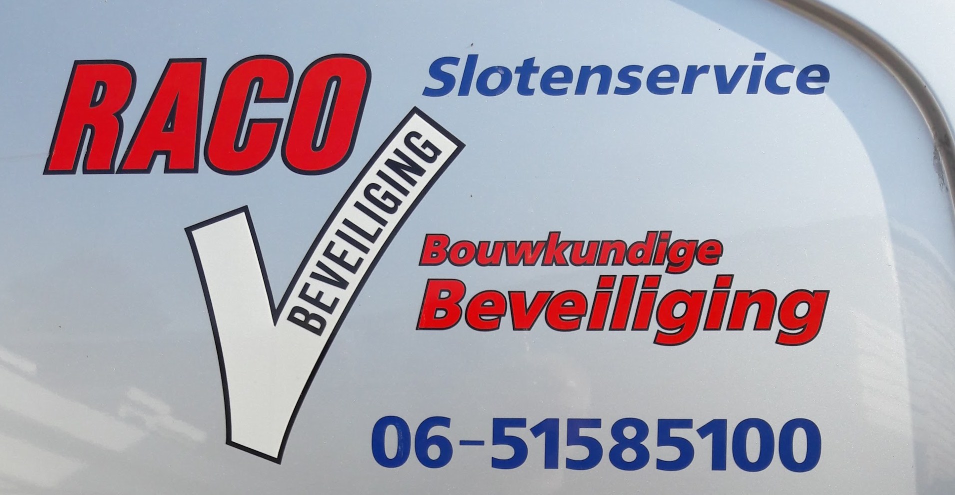 Het logo van Raco Slotenservice en Bouwkundige Beveiliging op de bedrijfsbus, met telefoonnummer 06 51585100